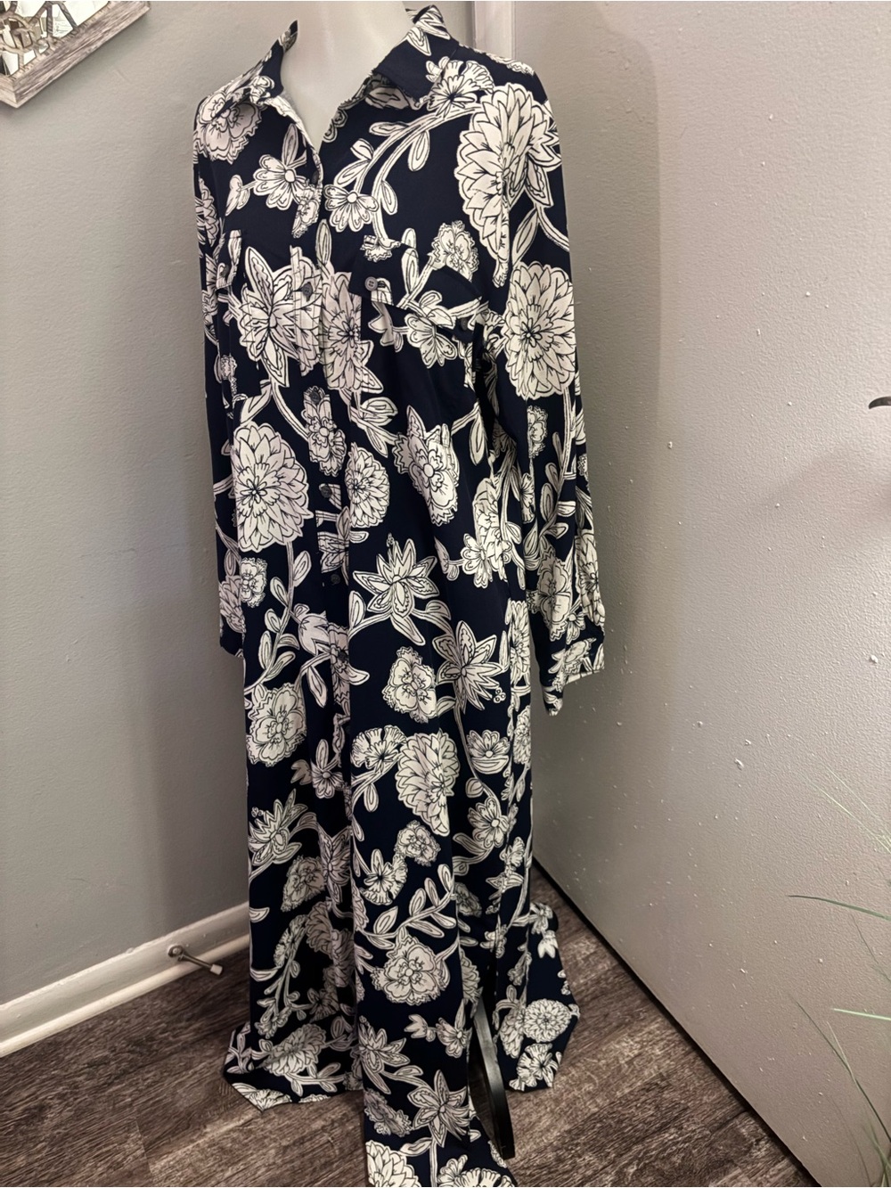 !! NWT!!!   LOFT Navy and White Floral Maxi Shirt Dress - Picture 4 of 10